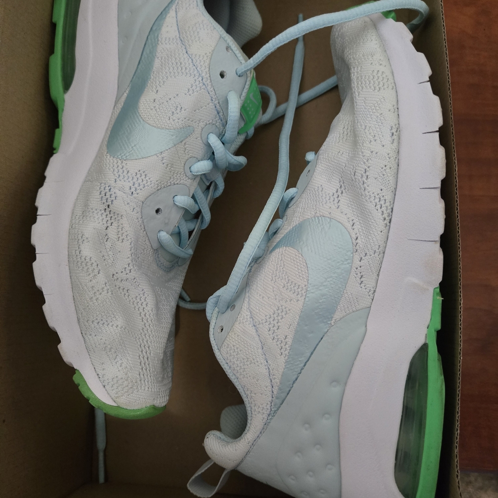 Nike Air Max Motion LW ENG - White/Blue Size 8, Worn Twice